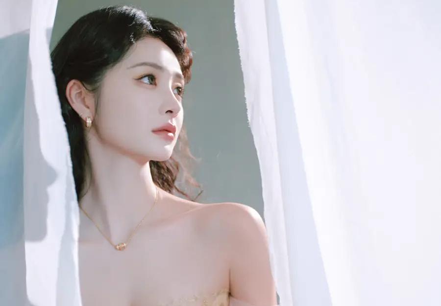 上海这一夜，迪丽热巴发型拖后腿，周也妆发出彩，大合照C位引争议